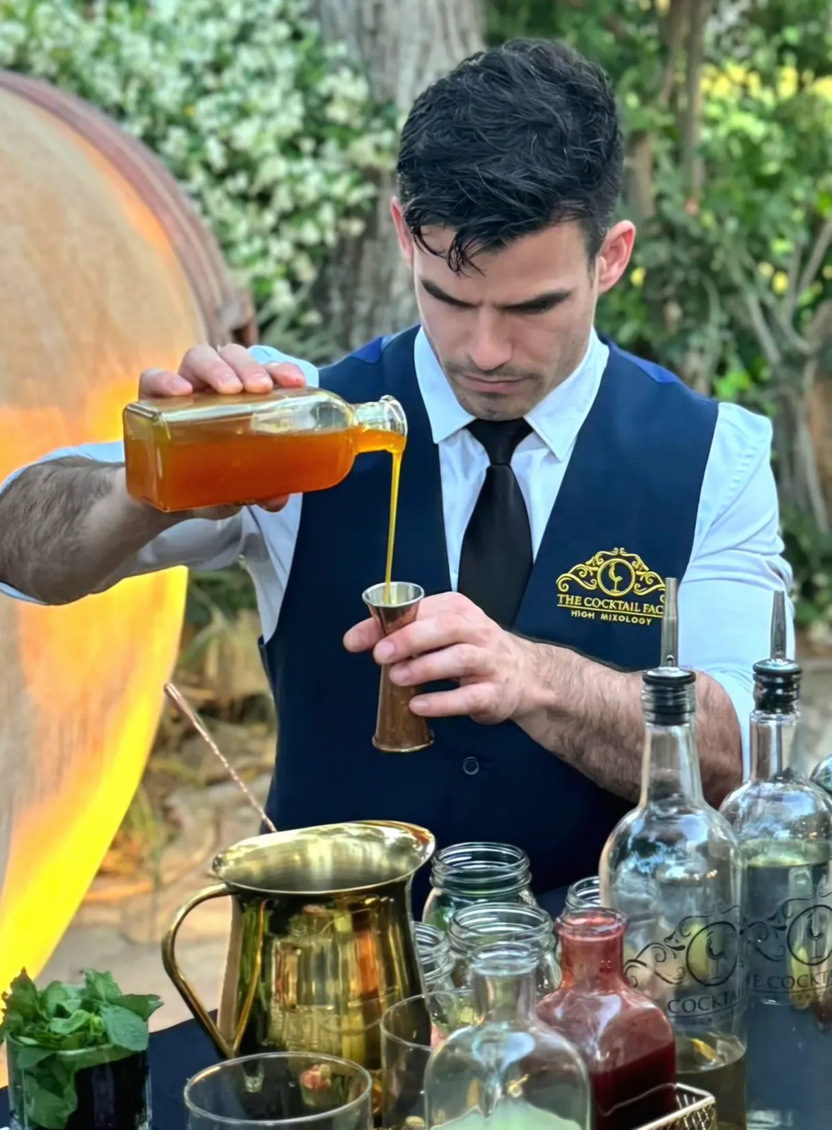 Bartender sirviendo sirope en la preparación de un cóctel