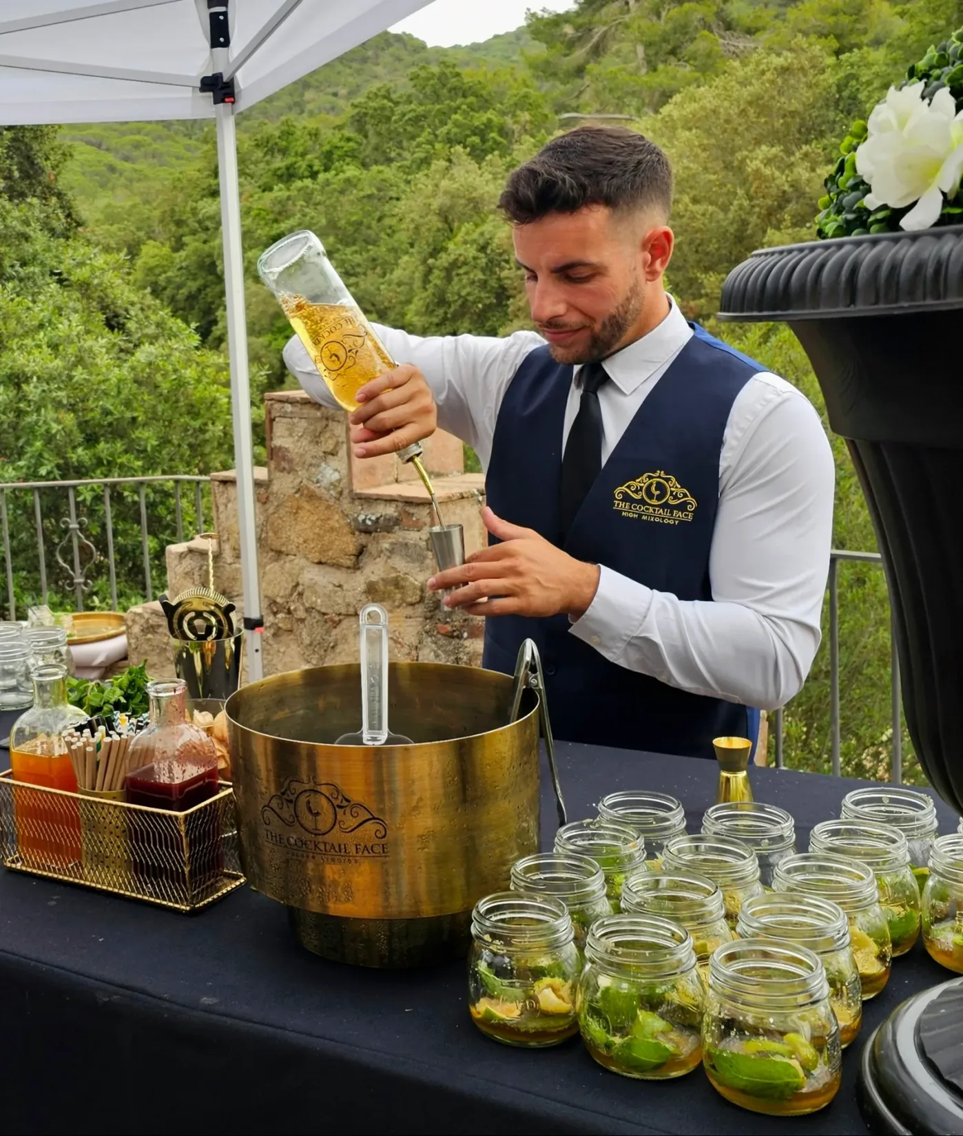 Servicio de coctelería en una boda celebrada en finca