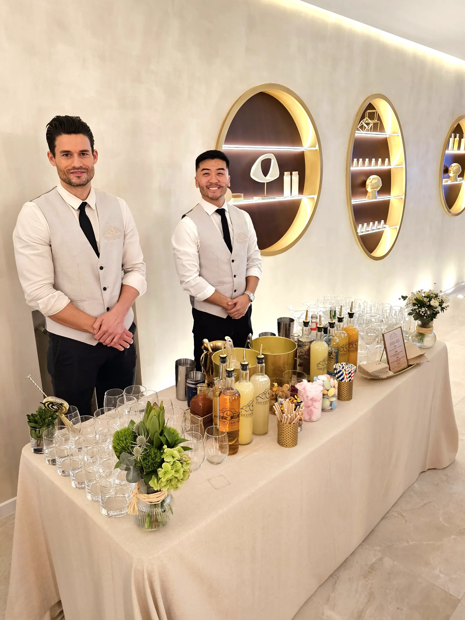 Equipo de bartenders trabajando en una activación de marca