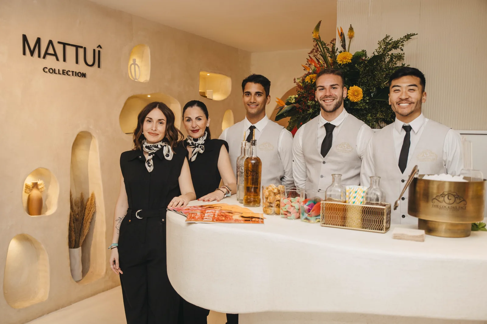 Bartenders de The Cocktail Face uniformados en un evento